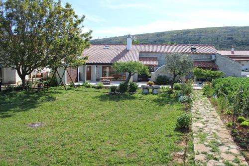 a house with a yard in front of a building at Retiro Da Avo Lídia - Turismo Rural in Mendiga