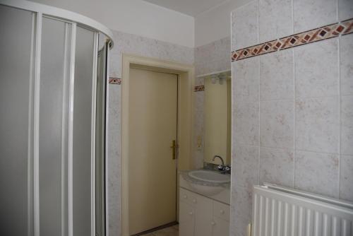 a bathroom with a sink and a toilet and a mirror at Rust op de Kust - Villa 10 pers - 4 slpk - 2 badk in Middelkerke