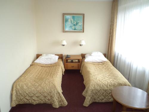 Una cama o camas en una habitación de Hotel Gromada Pila
