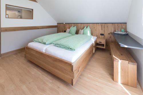 Ein Bett oder Betten in einem Zimmer der Unterkunft Gasthaus - Gästehaus Schusterbauer