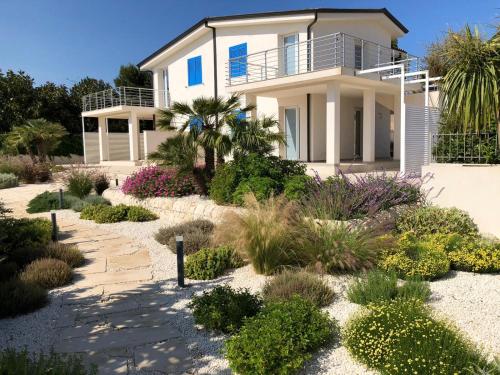 a house with a garden in front of it at Appartamenti San Lorenzo Marzamemi Cecilia in San Lorenzo