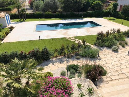 an aerial view of a garden with a swimming pool at Appartamenti San Lorenzo Marzamemi Cecilia in San Lorenzo