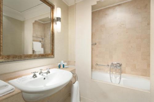 Koupelna v ubytování Stendhal Hotel