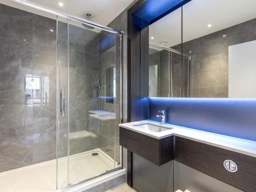 y baño con lavabo y ducha. en 2 Bed Property Close to Heathrow Airport, en Hounslow