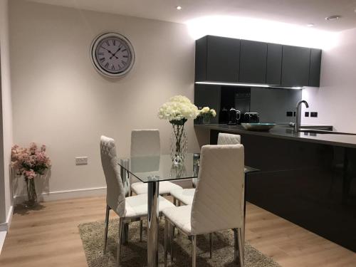 Kuchyň nebo kuchyňský kout v ubytování Kew Bridge Apartments