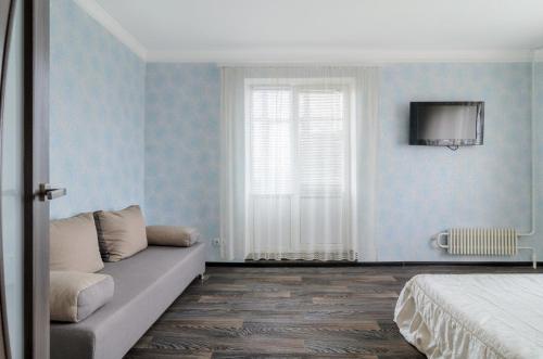 ein Wohnzimmer mit einem Sofa und einem Fenster in der Unterkunft The Modern Home пр М Лушпы 22 in Sumy