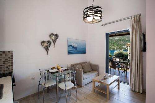 Ilianthos Apartments & Rooms tesisinde bir oturma alanı