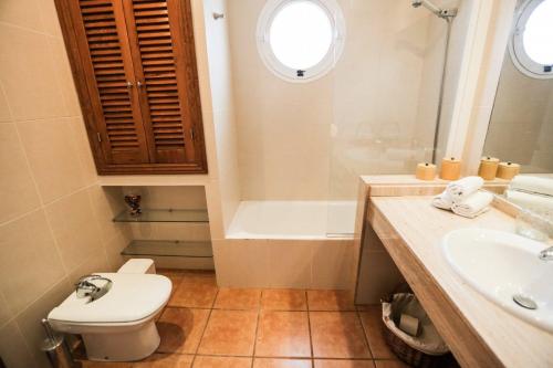 uma casa de banho com um WC, um lavatório e uma banheira em Can Furnet em Sant Jordi