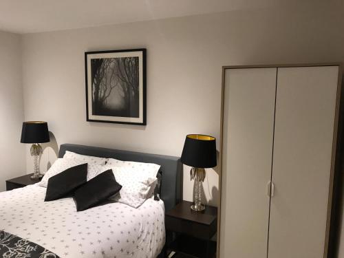 Postel nebo postele na pokoji v ubytování Kew Bridge Apartments