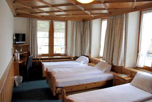 A bed or beds in a room at Hotel zum Kreuz