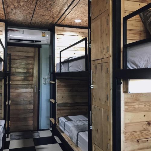 Двухъярусная кровать или двухъярусные кровати в номере BYTE hostel