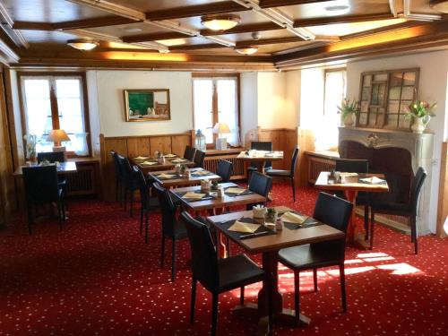 A restaurant or other place to eat at Hotel zum Kreuz