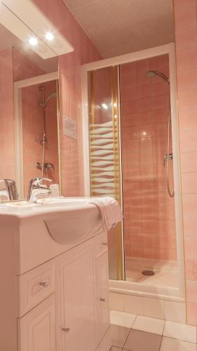 a bathroom with a sink and a shower at Les Bains de Mer Riviera Bretonne in Bénodet