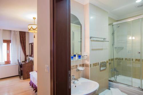 Ett badrum på Berce Apartments