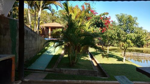 Vaade basseinile majutusasutuses Chacara Dois Lagos - Mairinque või selle lähedal