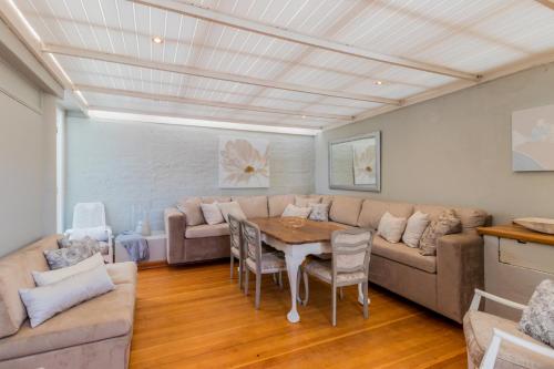 Ruang duduk di White Waves Beach House