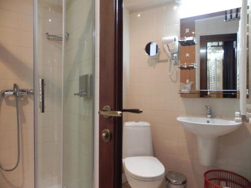 een badkamer met een toilet, een wastafel en een douche bij Hestia Hotel in Călăraşi