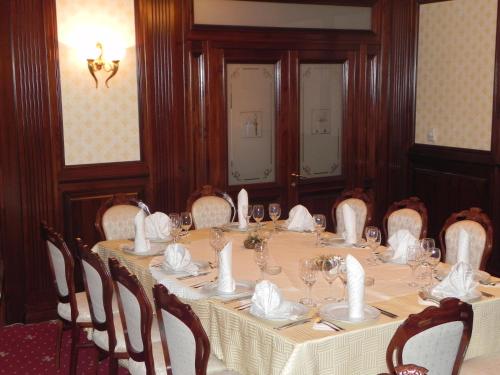 a dining room with a long table and chairs at Hestia Hotel in Călăraşi