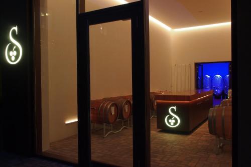 a mirror reflection of a room with a table and wine barrels at Pension Weingut Schwab in Thüngersheim