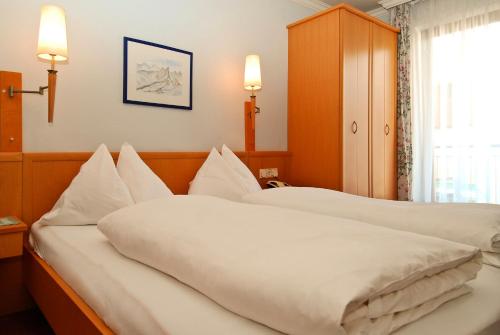 Cama o camas de una habitación en Gasthof Weißes Rössl