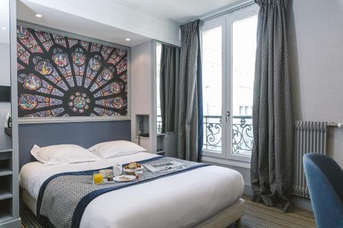 Ένα ή περισσότερα κρεβάτια σε δωμάτιο στο Hotel Saint Christophe