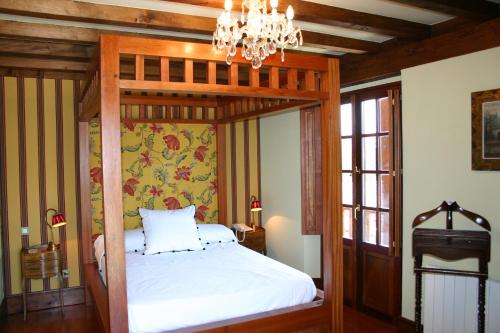 A bed or beds in a room at Posada El Hidalgo