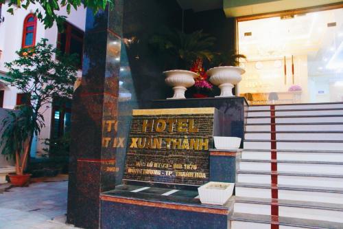 a building with a sign that reads hotel tiki runninghm at Xuan Thanh Hotel in Thanh Hóa
