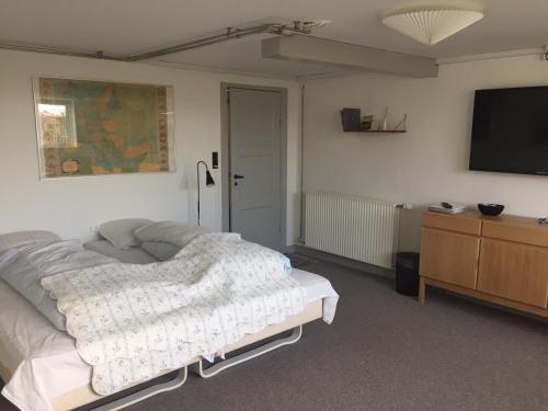 A bed or beds in a room at Ebeltoft-rooms