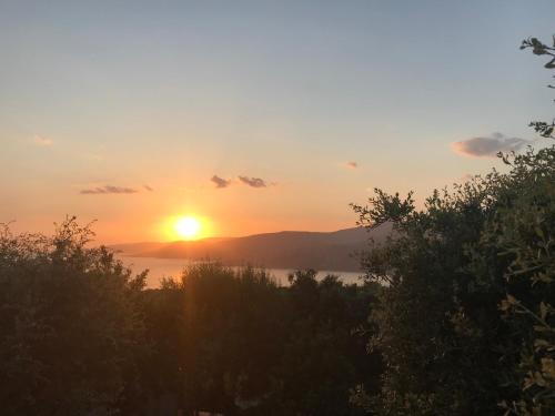a sunset over a body of water with the sun at Résidence île de beauté in Propriano