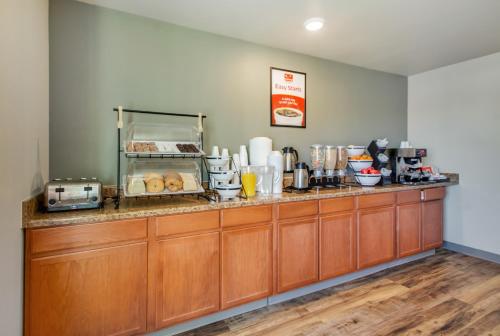 una cucina con un bancone con del cibo sopra di Econo Lodge Burlington I-70 a Burlington