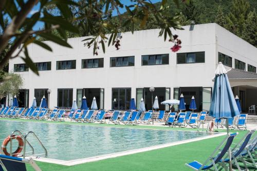 a hotel swimming pool with chairs and umbrellas at Hotel Terme Cappetta in Contursi