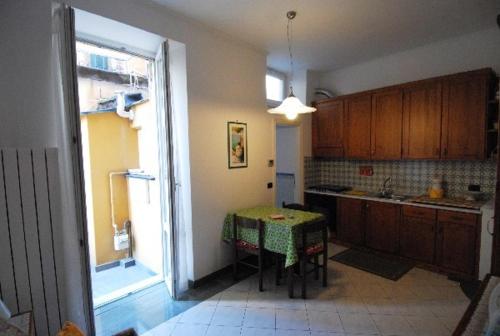 A kitchen or kitchenette at Appartamento in Via Vittorio Emanuele 34