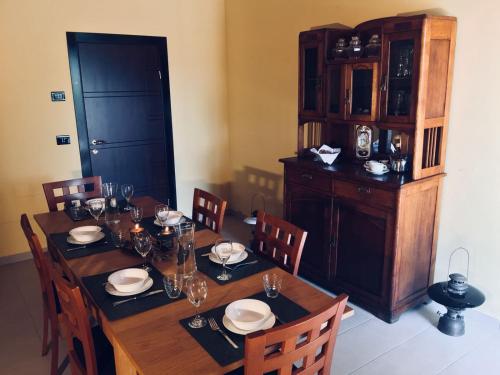 a dining room with a wooden table and chairs at Villa Brettino- Pesaro mare e cultura - intera struttura con piscina in Fano