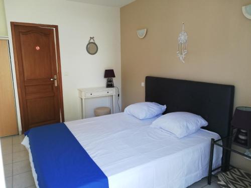 - une chambre avec un grand lit et 2 oreillers dans l'établissement Chambres d'hôtes Multari, à Patrimonio