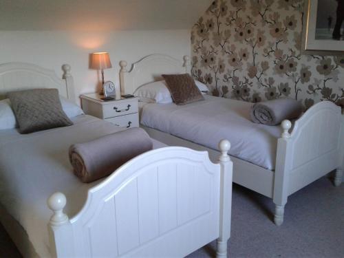 um quarto com duas camas com almofadas em Eastdale Bed and Breakfast em North Ferriby