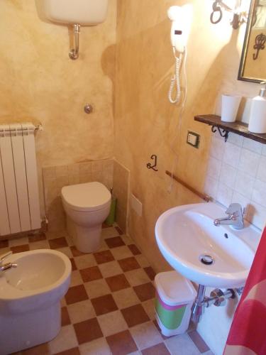 a bathroom with a toilet and a sink at Affittacamere Accà Lascio in Calascio