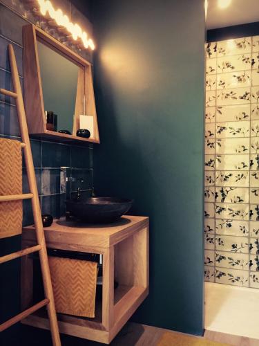 une salle de bain avec un lavabo et un miroir dans l'établissement Silver Trees - Glamping, à Fresse-sur-Moselle