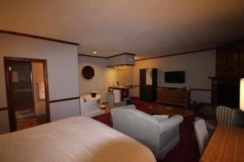 1 dormitorio con 1 cama y sala de estar en Glen House Resort, en Lansdowne