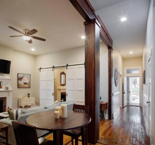 Gallery image of 414 Waldburg A · Newly Renovated Apt with outdoor space! in Savannah