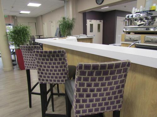 Dapur atau dapur kecil di Comfort Hotel Aeroport Lyon St Exupery