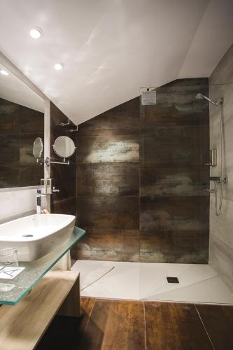 a bathroom with a sink and a shower at DWO Ábaster in Soria