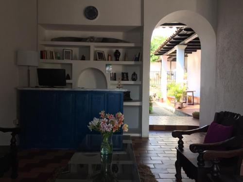 a living room with a vase of flowers on a table at Casa LOBE in Ocosingo