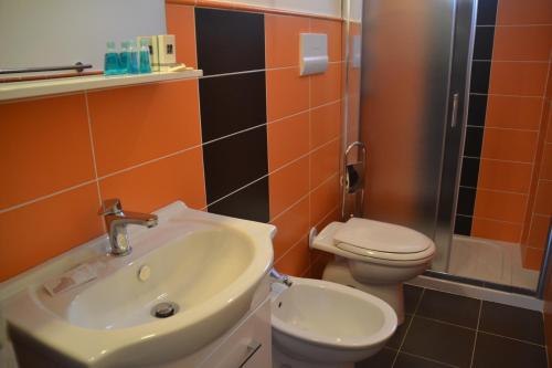 Ένα μπάνιο στο Apartments Di Salvo
