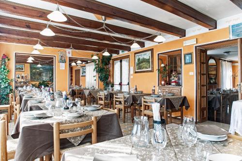 皮耶韋佩拉戈的住宿－Albergo Ristorante Guerri，一间在房间内配有桌椅的餐厅