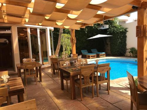 Le Lodge des Almadies tesisinde bir restoran veya yemek mekanı