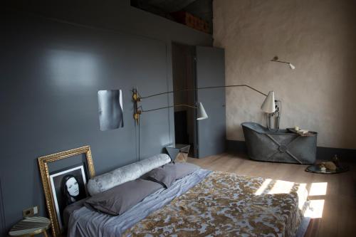 Schlafzimmer mit einem Bett mit Bild und Lampe in der Unterkunft B&B La Fustaia in Sarzana