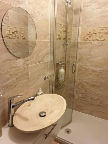 a bathroom with a sink and a shower at Nordsee-Lilie in Wilhelmshaven