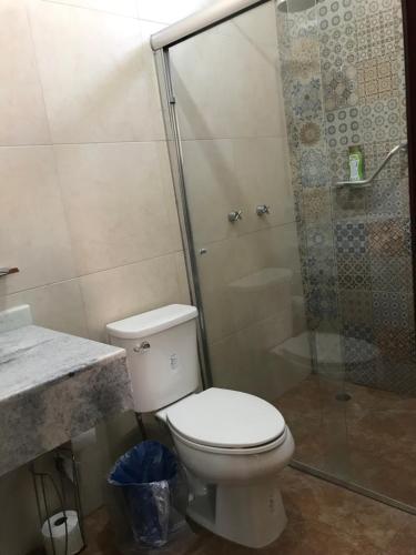 y baño con aseo y ducha. en Casa Al Pie De La Sierra, en Oaxaca City