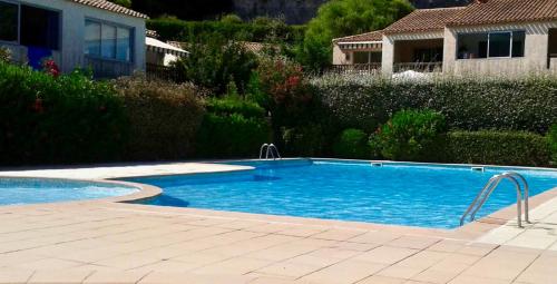 uma piscina num quintal ao lado de uma casa em Havre de Paix em Villeneuve-Loubet