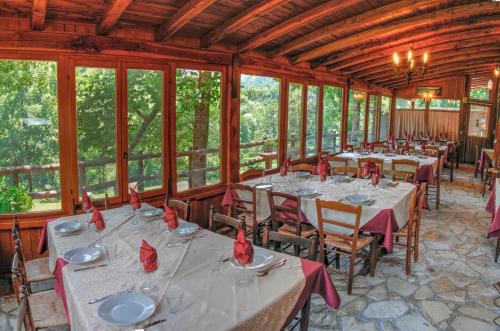 Agriturismo La Ferrera tesisinde bir restoran veya yemek mekanı